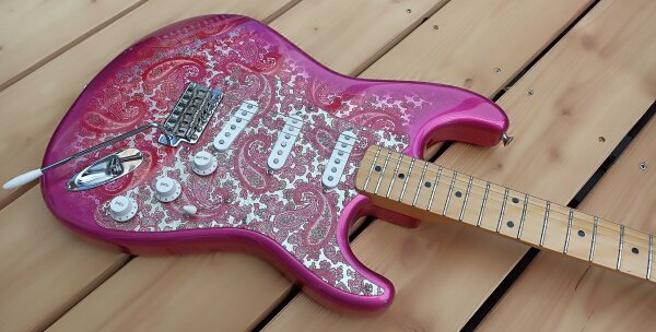 Tokai ST150 Goldstar Sound Pink Paisley